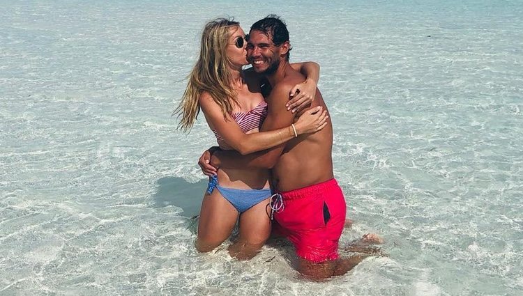 Rafa Nadal, muy cariñoso con su hermana en el mar