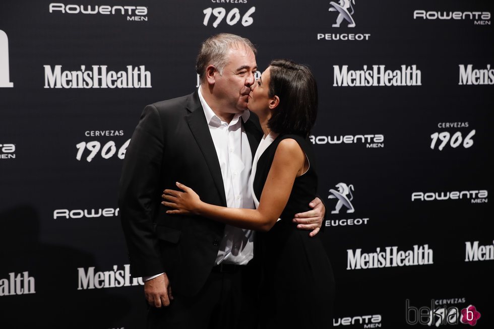 Ana Pastor y Antonio García Ferreras besándose en los premios Men's Health 2018