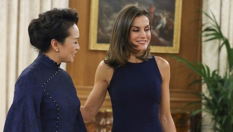 La Reina Letizia y la Primera Dama china durante una recepción en el Palacio de La Zarzuela