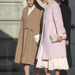 La Reina Letizia y la Primera Dama de China muy cómplices en el Palacio Real de Madrid