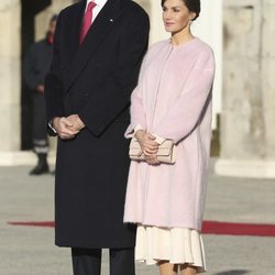 Los Reyes de España durante el recibimiento al Presidente de China en el Palacio Real de Madrid