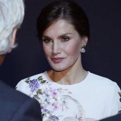 Primer plano de la Reina Letizia durante su visita al Teatro Real junto a la Primera Dama de China