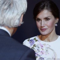 Primer plano de la Reina Letizia durante su visita al Teatro Real junto a la Primera Dama de China