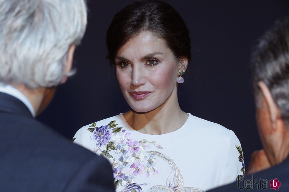 Primer plano de la Reina Letizia durante su visita al Teatro Real junto a la Primera Dama de China