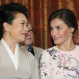 La Reina Letizia y la Primera Dama de China sonrientes durante su visita al Teatro Real