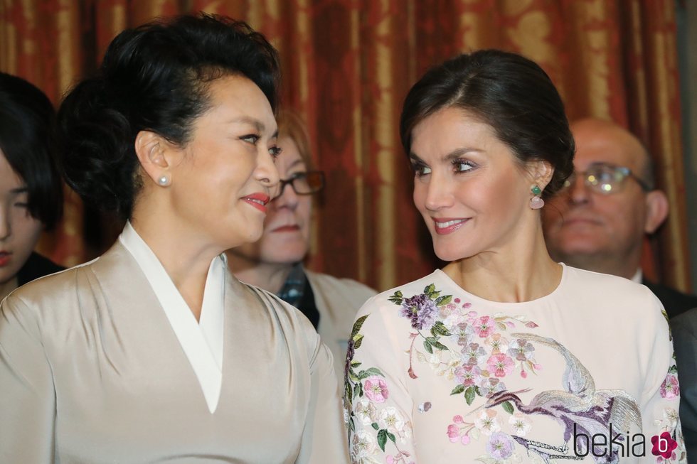 La Reina Letizia y la Primera Dama de China sonrientes durante su visita al Teatro Real