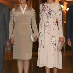 La Reina Letizia y la Primera Dama de China posan durante su visita al Teatro Real