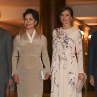 La Reina Letizia y la Primera Dama de China posan durante su visita al Teatro Real