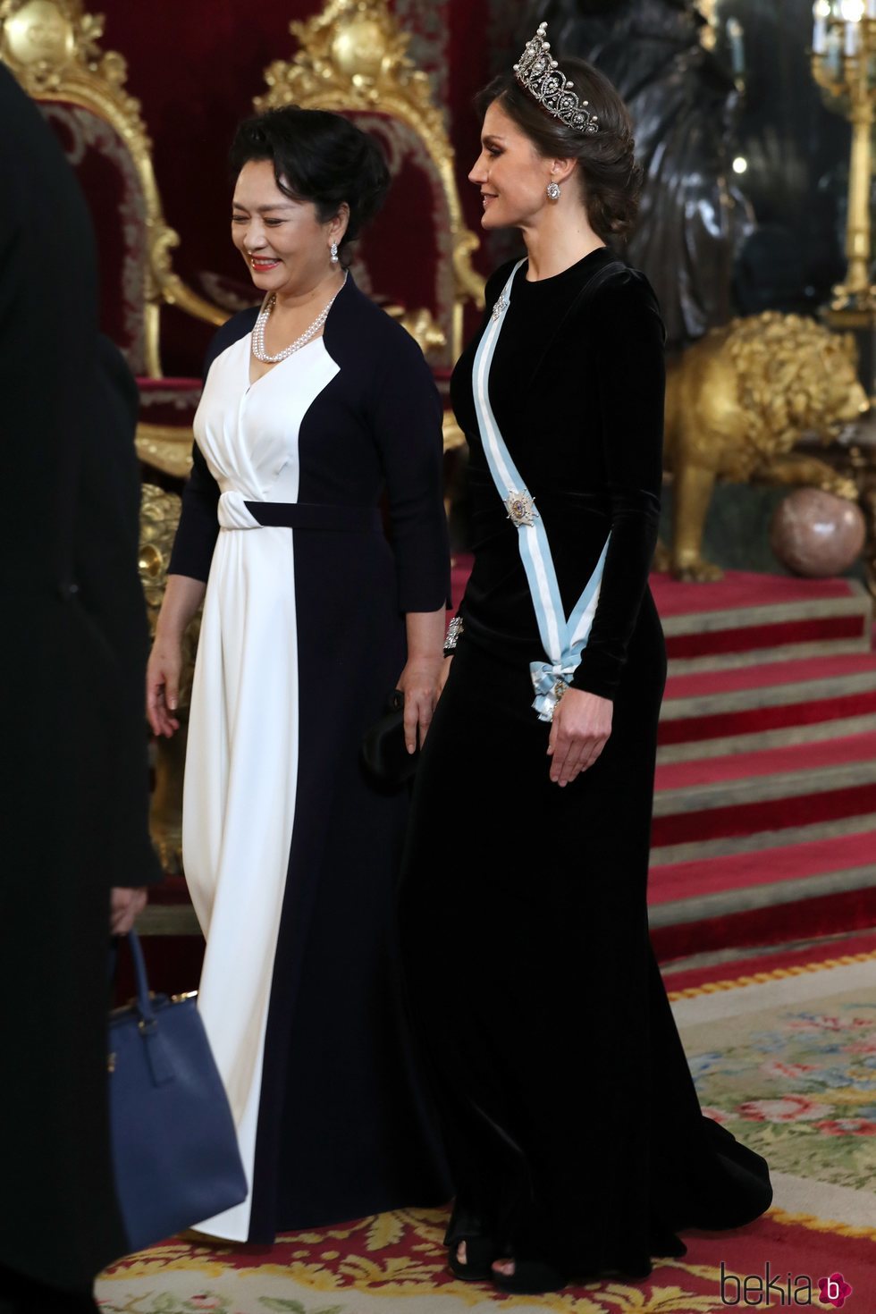 La Reina Letizia y Peng Liyuan en la cena de gala al presidente de China