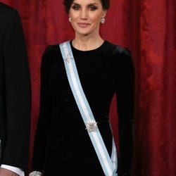 La Reina Letizia con la tiara rusa y los pendientes de chatones en la cena de gala al presidente de China