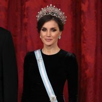 La Reina Letizia con la tiara rusa y los pendientes de chatones en la cena de gala al presidente de China