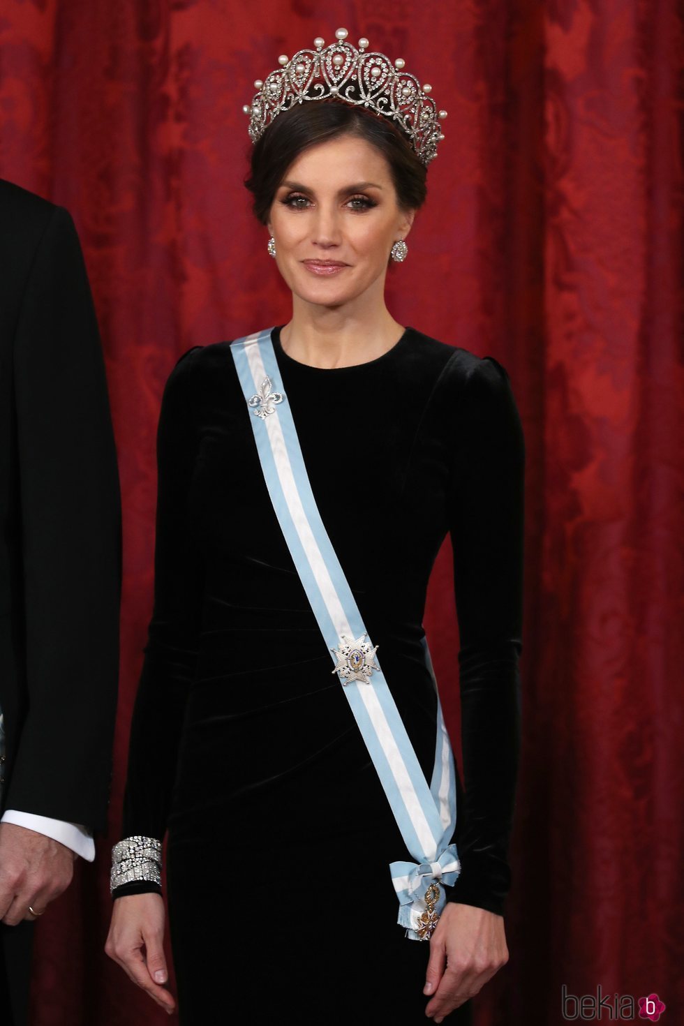 La Reina Letizia con la tiara rusa y los pendientes de chatones en la cena de gala al presidente de China