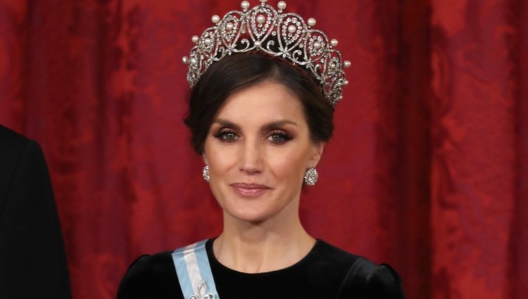 La Reina Letizia con la tiara rusa y los pendientes de chatones en la cena de gala al presidente de China