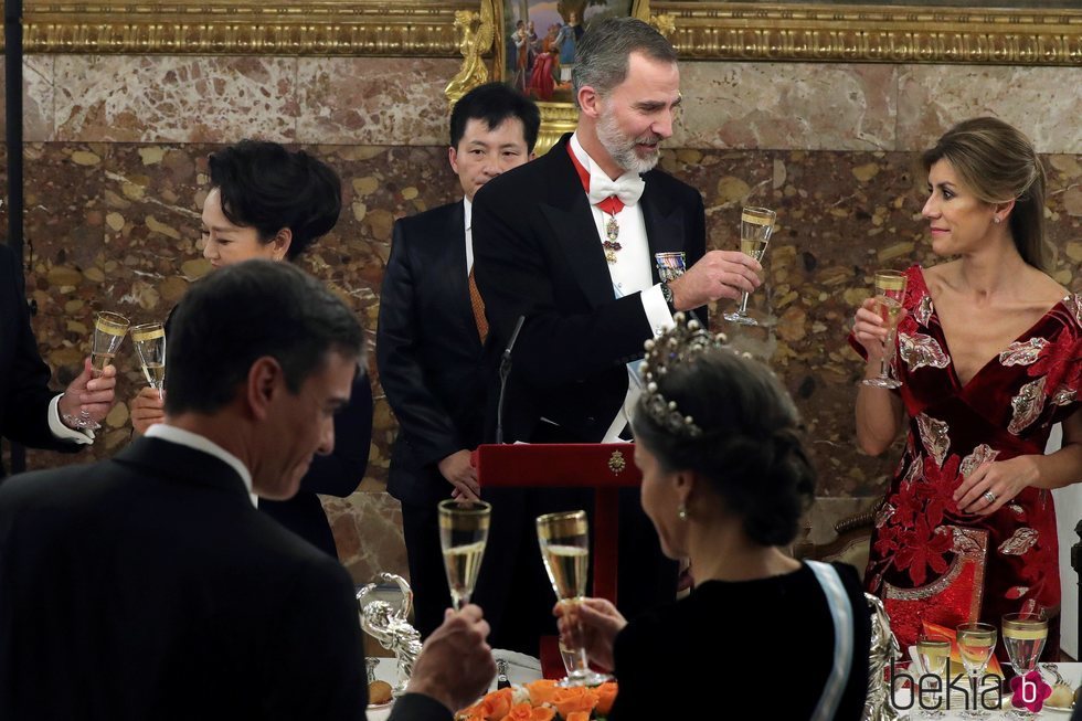 El Rey Felipe brinda con Begoña Gómez y la Reina Letizia con Pedro Sánchez en la cena al Presidente de China