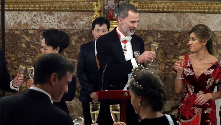 El Rey Felipe brinda con Begoña Gómez y la Reina Letizia con Pedro Sánchez en la cena al Presidente de China