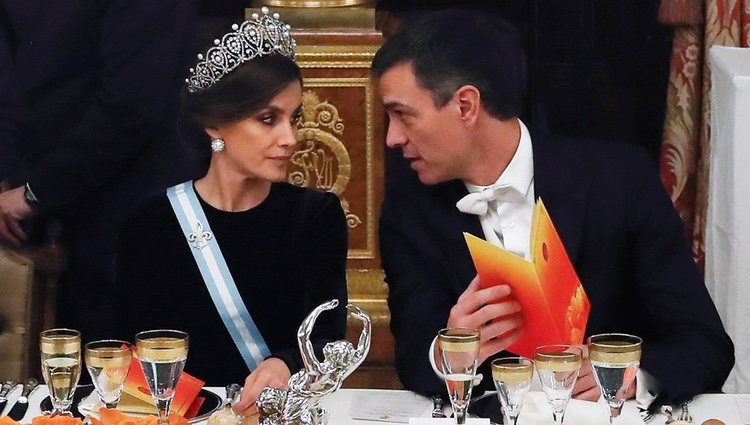 La Reina Letizia y Pedro Sánchez en la cena de gala al Presidente de China