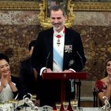 El Rey Felipe dando un discurso junto a Begoña Gómez y Peng Liyuan en la cena de gala al Presidente de China