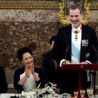 El Rey Felipe dando un discurso junto a Begoña Gómez y Peng Liyuan en la cena de gala al Presidente de China