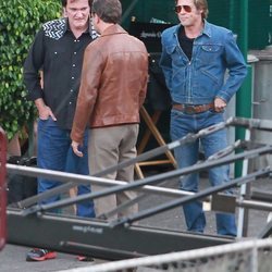 Quentin Tarantino junto a Brad Pitt y Leonardo DiCaprio en el rodaje