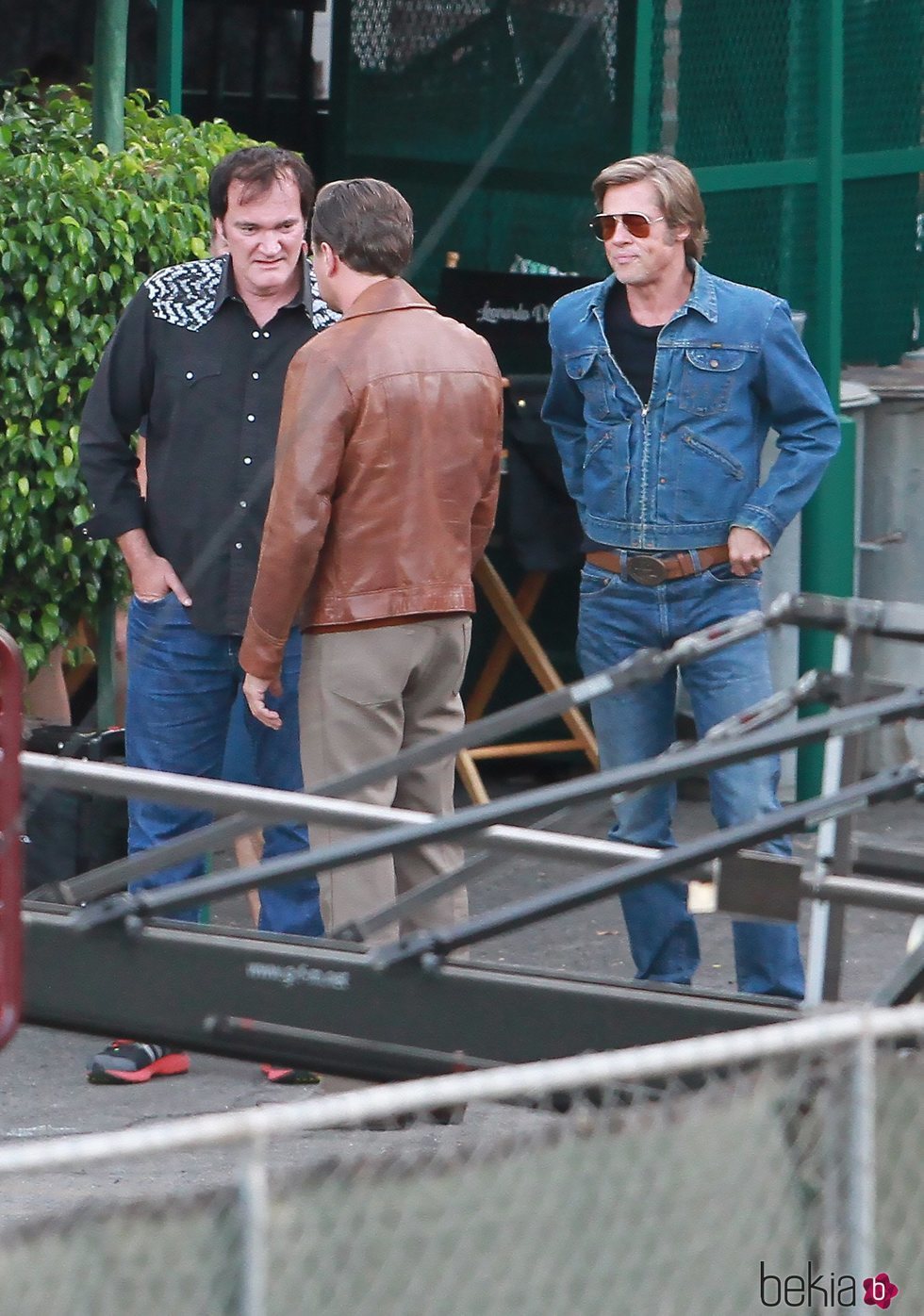 Quentin Tarantino junto a Brad Pitt y Leonardo DiCaprio en el rodaje