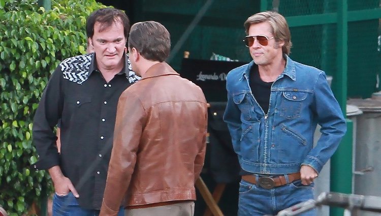 Quentin Tarantino junto a Brad Pitt y Leonardo DiCaprio en el rodaje