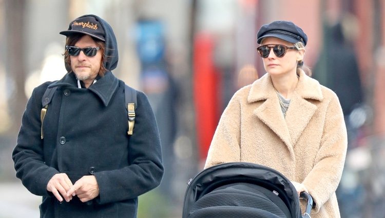 Diane Kruger y Norman Reedus pasean con su primer hijo