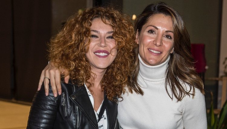 Sofía Cristo apoya a Nagore Robles en su mercadillo solidario