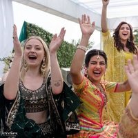 Priyanka Chopra y Sophie Turner durante la boda de Nick Jonas y Priyanka Chopra