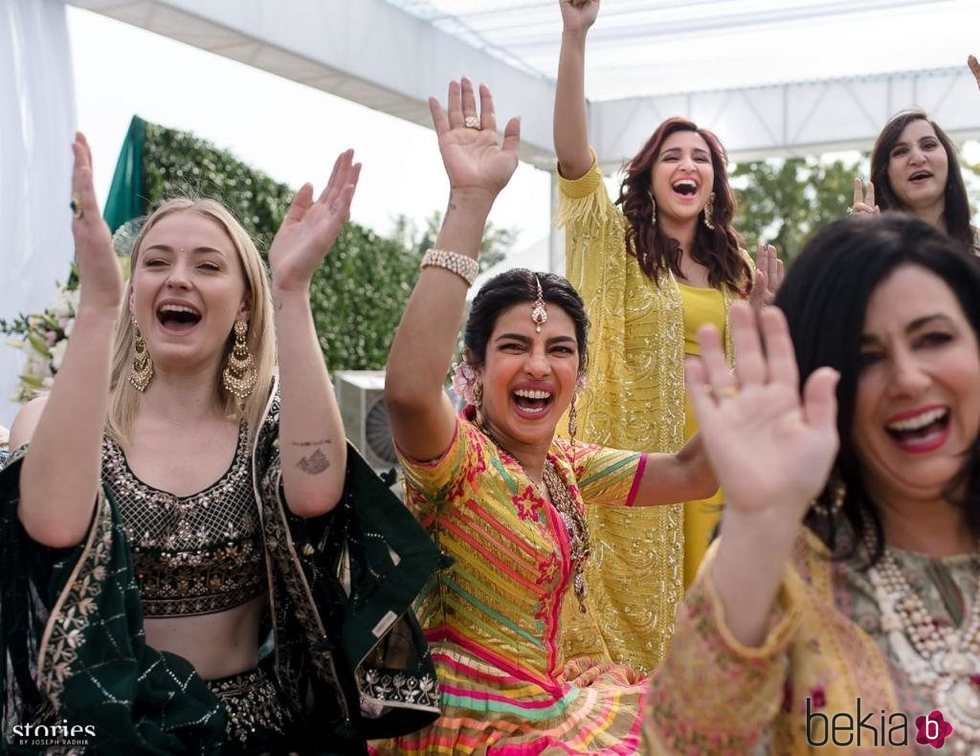 Priyanka Chopra y Sophie Turner durante la boda de Nick Jonas y Priyanka Chopra