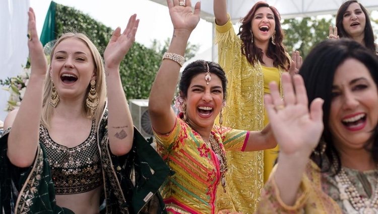 Priyanka Chopra y Sophie Turner durante la boda de Nick Jonas y Priyanka Chopra