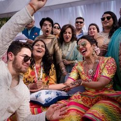 Nick Jonas y Priyanka Chopra durante la celebración del Mehendi