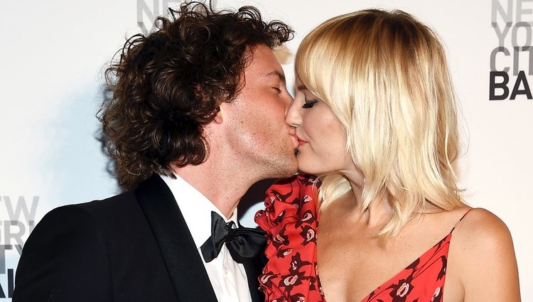 Malin Akerman y Jack Donnelly besándose en Gala de la Moda de Otoño 2017 del New York City Ballet