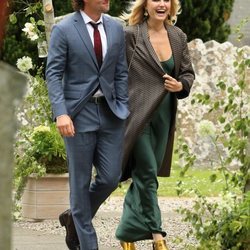 Malin Akerman y Jack Donnelly llegando a la boda de Kit Harington y Rose Leslie