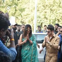 Nick Jonas y Priyanka Chopra saludando en el aeropuerto de Jodhpur