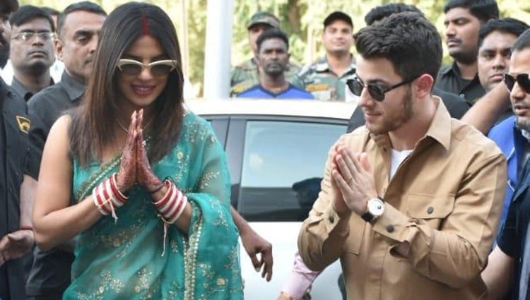 Nick Jonas y Priyanka Chopra saludando en el aeropuerto de Jodhpur