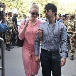 Joe Jonas y Sophie Turner en el aeropuerto de Jodhpur