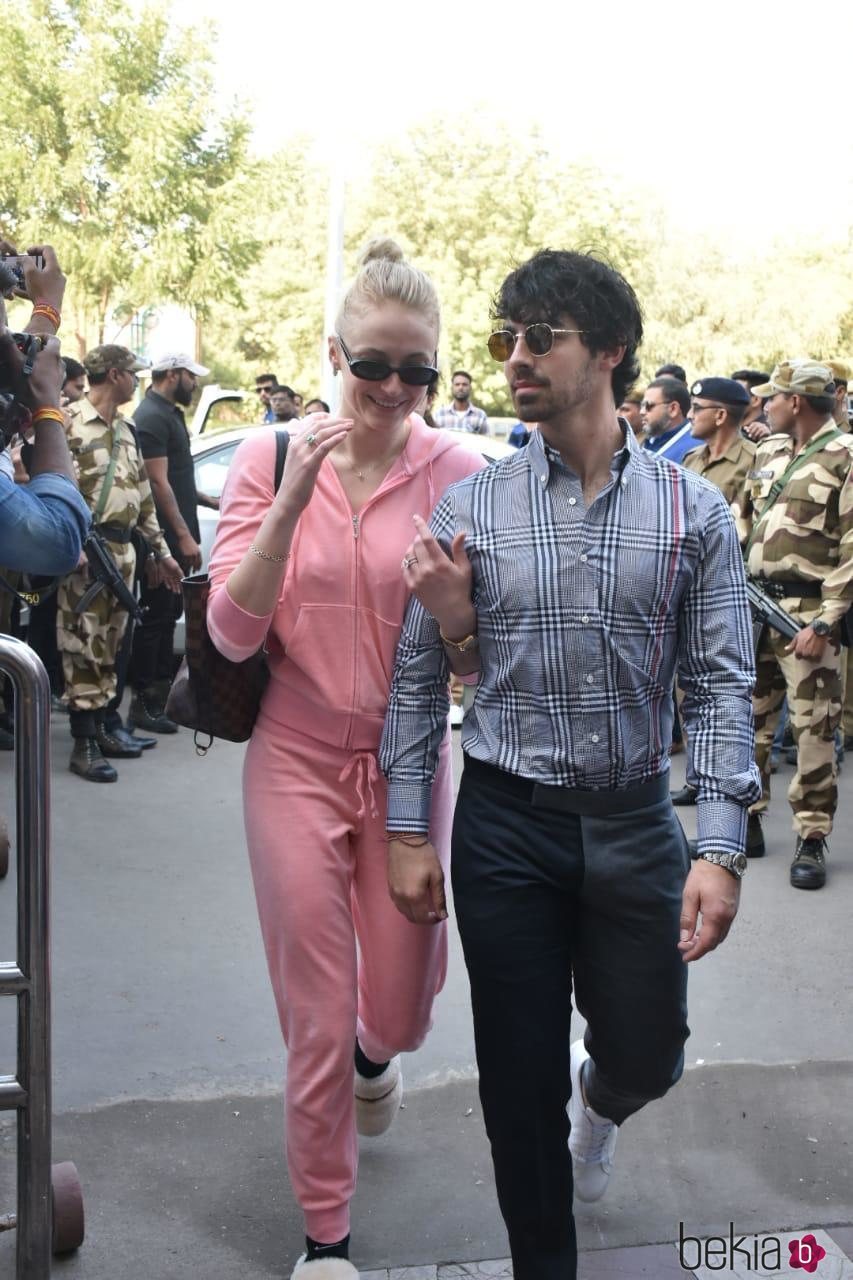 Joe Jonas y Sophie Turner en el aeropuerto de Jodhpur