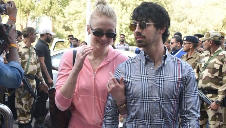 Joe Jonas y Sophie Turner en el aeropuerto de Jodhpur