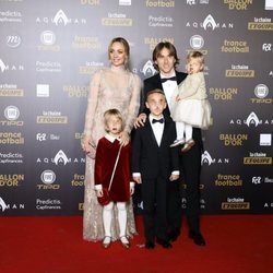 Luka Modric con toda su familiai recogiendo su Balón de Oro