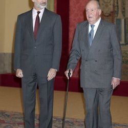 El Rey Felipe y el Rey Juan Carlos en la audiencia por el 40 aniversario de la Constitución