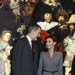 Los Reyes Felipe y Letizia, muy cómplices en la inauguración de una exposición por el 40 aniversario de la Constitución Española