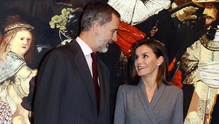 Los Reyes Felipe y Letizia, muy cómplices en la inauguración de una exposición por el 40 aniversario de la Constitución Española