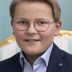 Sverre Magnus de Noruega con gafas por primera vez