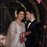 Nick Jonas y Priyanka Chopra posan en la recepción de su boda en Nueva Delhi