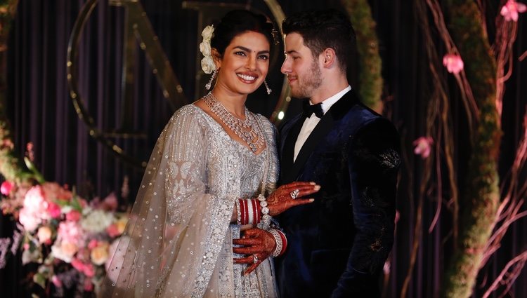 Nick Jonas y Priyanka Chopra posan en la recepción de su boda en Nueva Delhi