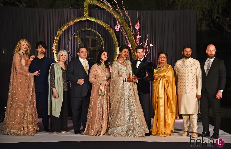 Nick Jonas y Priyanka Chopra junto a sus familiares en Nueva Delhi