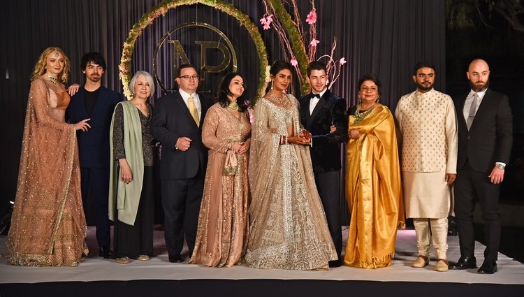 Nick Jonas y Priyanka Chopra junto a sus familiares en Nueva Delhi