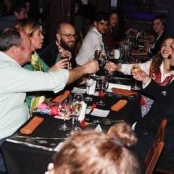 Ágatha Ruiz de la Prada brindando con El Chatarrero y sus hijos en el estreno del espectáculo 'Onírico'