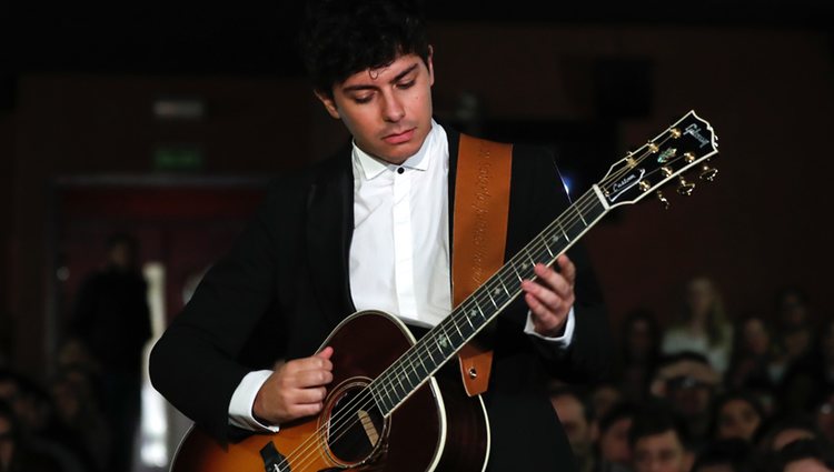 Alfred cantando en la presentación de su single en los Cines Verdi de Madrid