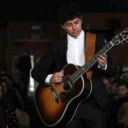 Alfred cantando en la presentación de su single en los Cines Verdi de Madrid